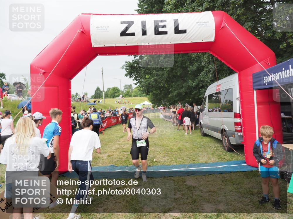 21.06.2025 - 27. Vierlanden-Triathlon MichiJ http://msf.ph/oto/8040303 15.06.2026 13:24:09 Ziel 701 meine-sportfotos.de