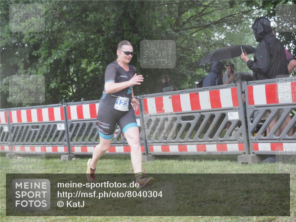 21.06.2025 - 27. Vierlanden-Triathlon KatJ http://msf.ph/oto/8040304 15.06.2025 14:27:22 Ziel 1224, 1239 meine-sportfotos.de