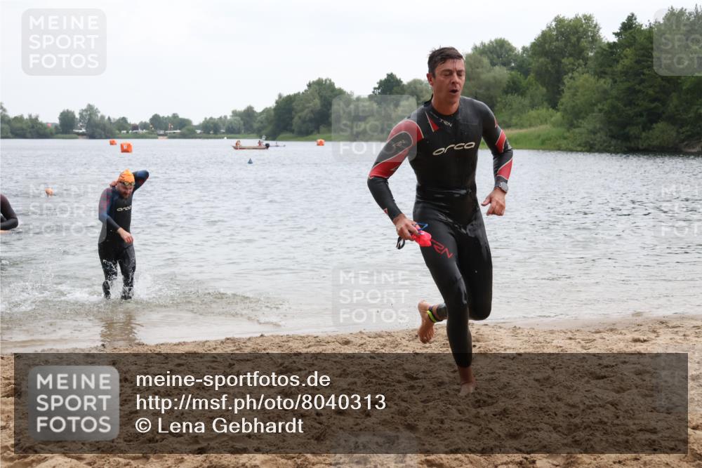 21.06.2025 - 27. Vierlanden-Triathlon Lena Gebhardt http://msf.ph/oto/8040313 15.06.2025 12:55:29 Schwimmen 1105, 1108, 1110, 1112, 1116, 1156 meine-sportfotos.de