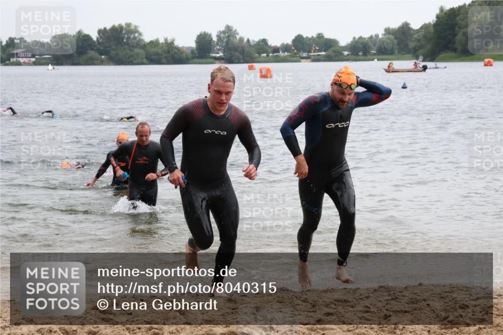 21.06.2025 - 27. Vierlanden-Triathlon Lena Gebhardt http://msf.ph/oto/8040315 15.06.2025 12:55:31 Schwimmen 1105, 1108, 1110, 1112, 1116, 1156 meine-sportfotos.de