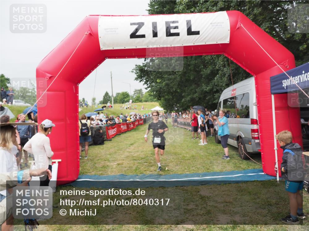 21.06.2025 - 27. Vierlanden-Triathlon MichiJ http://msf.ph/oto/8040317 15.06.2026 13:24:33 Ziel 747 meine-sportfotos.de