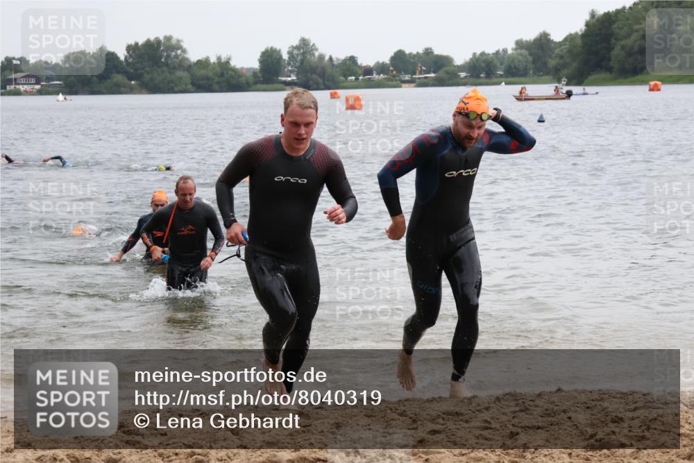 21.06.2025 - 27. Vierlanden-Triathlon Lena Gebhardt http://msf.ph/oto/8040319 15.06.2025 12:55:31 Schwimmen 1105, 1108, 1110, 1112, 1116, 1156 meine-sportfotos.de