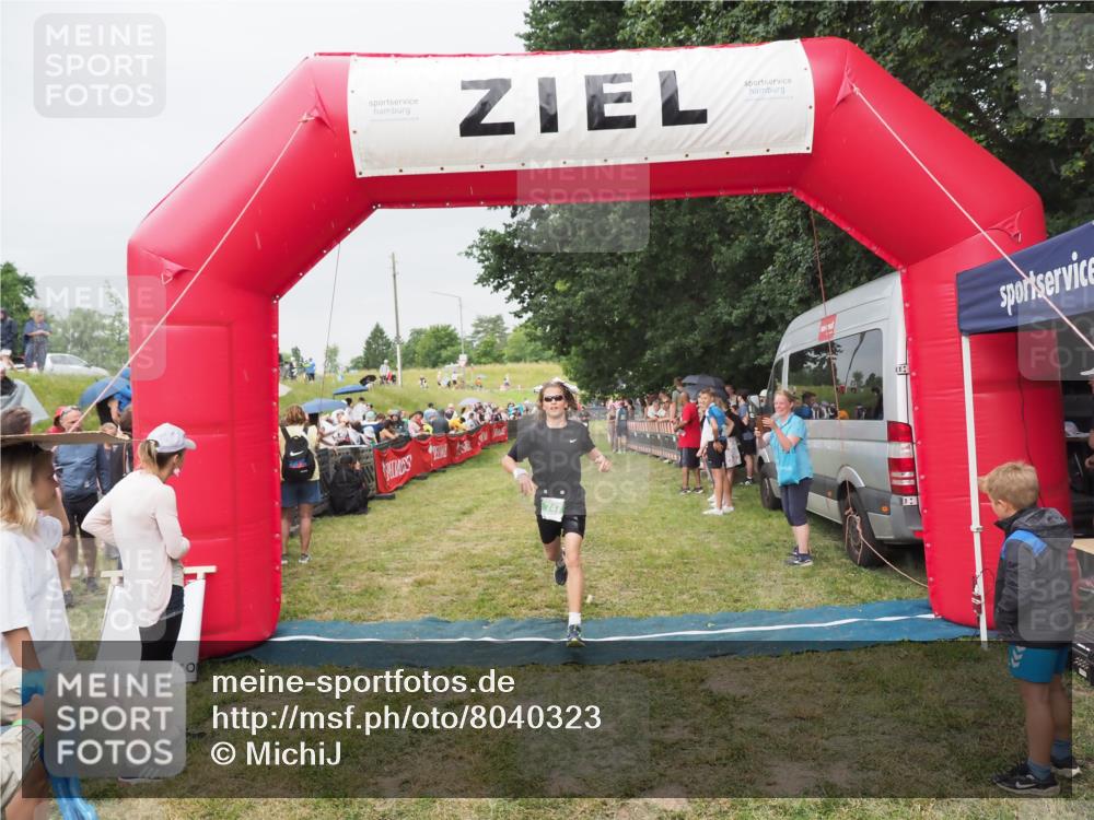 21.06.2025 - 27. Vierlanden-Triathlon MichiJ http://msf.ph/oto/8040323 15.06.2026 13:24:33 Ziel 747 meine-sportfotos.de