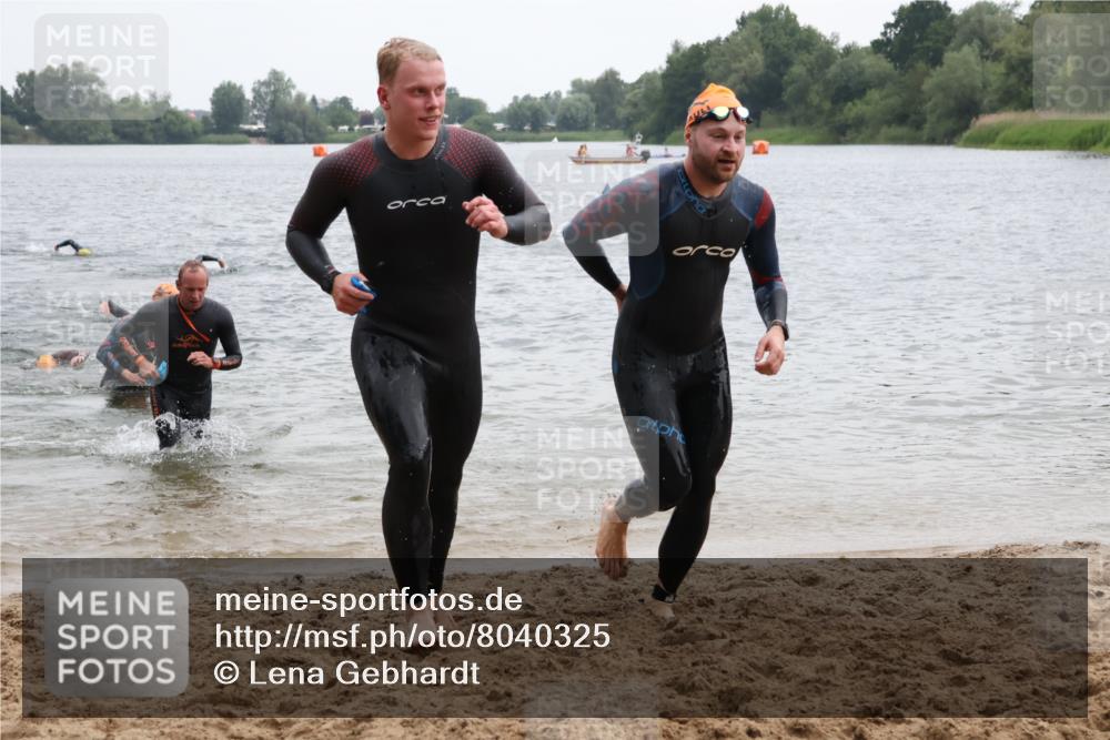 21.06.2025 - 27. Vierlanden-Triathlon Lena Gebhardt http://msf.ph/oto/8040325 15.06.2025 12:55:32 Schwimmen 1098, 1105, 1108, 1110, 1112, 1116, 1156 meine-sportfotos.de