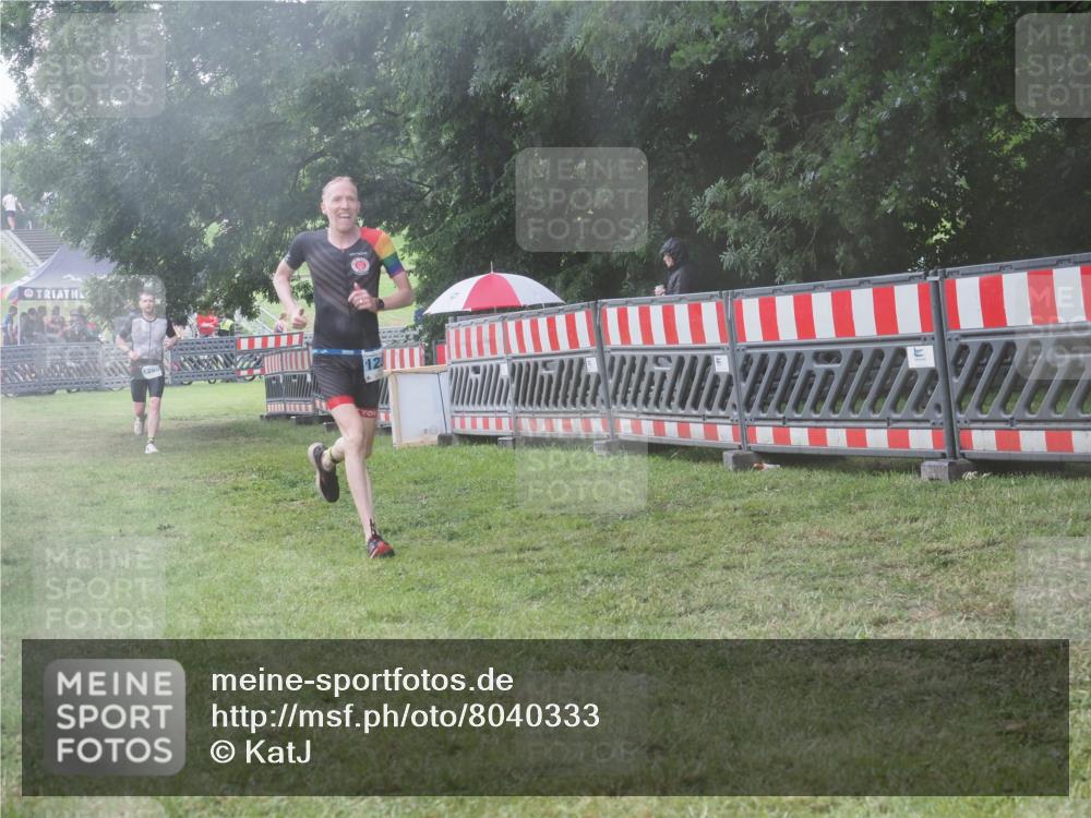 21.06.2025 - 27. Vierlanden-Triathlon KatJ http://msf.ph/oto/8040333 15.06.2025 14:27:28 Ziel 1239, 1299 meine-sportfotos.de