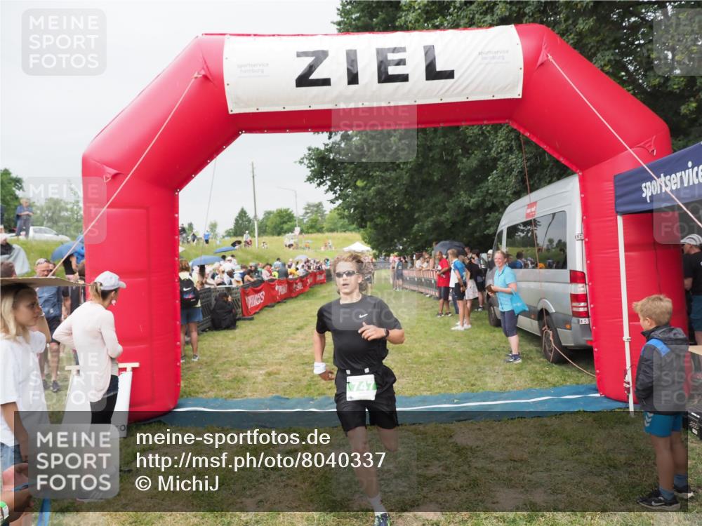 21.06.2025 - 27. Vierlanden-Triathlon MichiJ http://msf.ph/oto/8040337 15.06.2026 13:24:34 Ziel 747, 846 meine-sportfotos.de