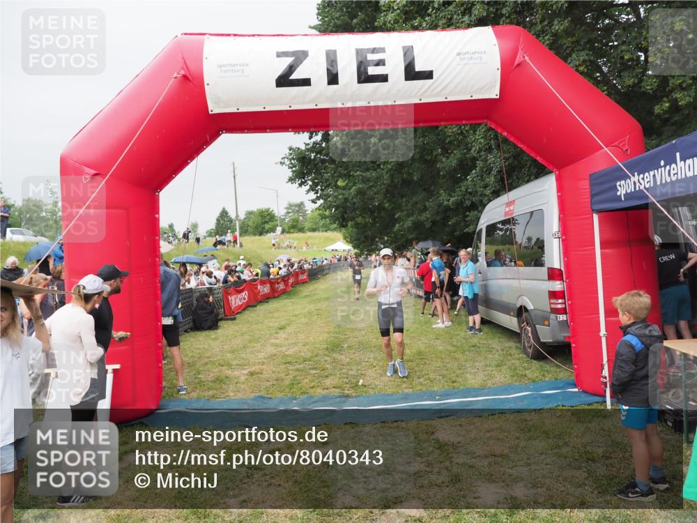 21.06.2025 - 27. Vierlanden-Triathlon MichiJ http://msf.ph/oto/8040343 15.06.2026 13:24:38 Ziel 636, 747, 846 meine-sportfotos.de