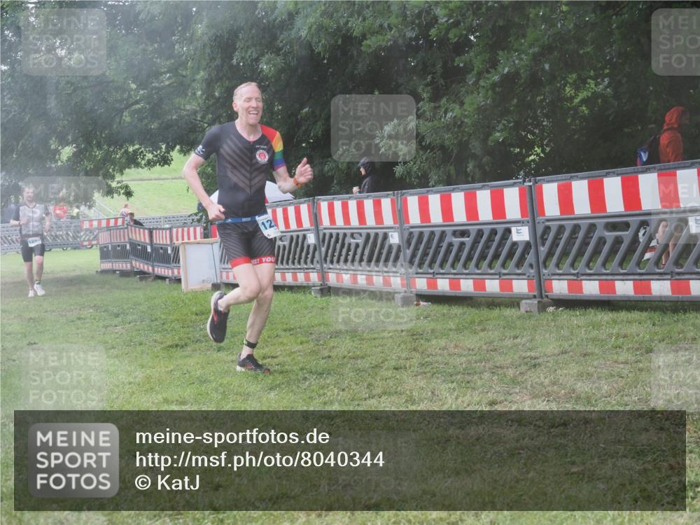 21.06.2025 - 27. Vierlanden-Triathlon KatJ http://msf.ph/oto/8040344 15.06.2025 14:27:28 Ziel 1239, 1299 meine-sportfotos.de