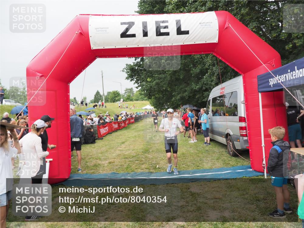 21.06.2025 - 27. Vierlanden-Triathlon MichiJ http://msf.ph/oto/8040354 15.06.2026 13:24:38 Ziel 636, 747, 846 meine-sportfotos.de