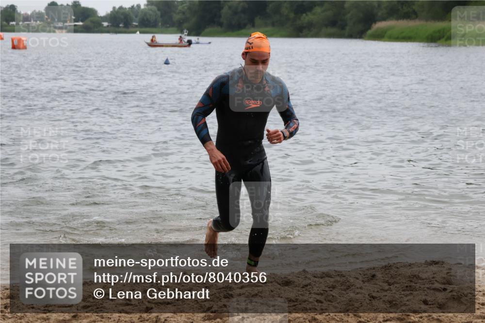 21.06.2025 - 27. Vierlanden-Triathlon Lena Gebhardt http://msf.ph/oto/8040356 15.06.2025 12:55:37 Schwimmen 1098, 1100, 1105, 1110, 1112, 1116, 1130, 1156 meine-sportfotos.de
