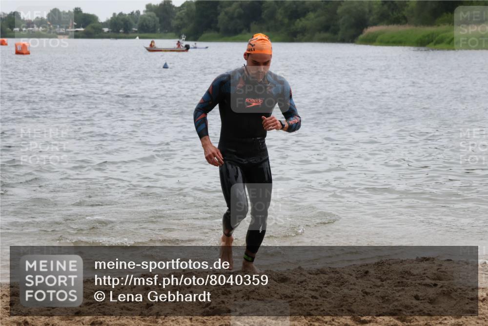 21.06.2025 - 27. Vierlanden-Triathlon Lena Gebhardt http://msf.ph/oto/8040359 15.06.2025 12:55:37 Schwimmen 1098, 1100, 1105, 1110, 1112, 1116, 1130, 1156 meine-sportfotos.de