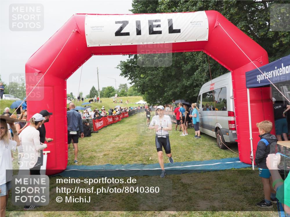 21.06.2025 - 27. Vierlanden-Triathlon MichiJ http://msf.ph/oto/8040360 15.06.2026 13:24:38 Ziel 636, 747, 846 meine-sportfotos.de