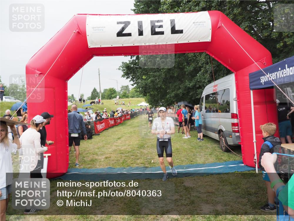 21.06.2025 - 27. Vierlanden-Triathlon MichiJ http://msf.ph/oto/8040363 15.06.2026 13:24:38 Ziel 636, 747, 846 meine-sportfotos.de