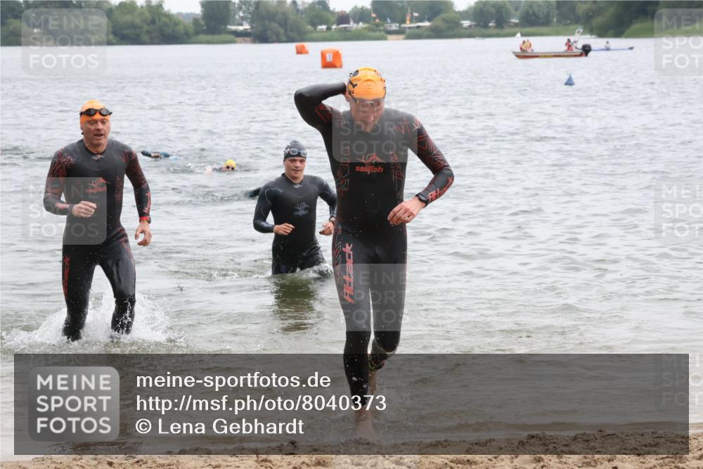 21.06.2025 - 27. Vierlanden-Triathlon Lena Gebhardt http://msf.ph/oto/8040373 15.06.2025 12:55:40 Schwimmen 1098, 1100, 1105, 1110, 1112, 1130, 1156 meine-sportfotos.de