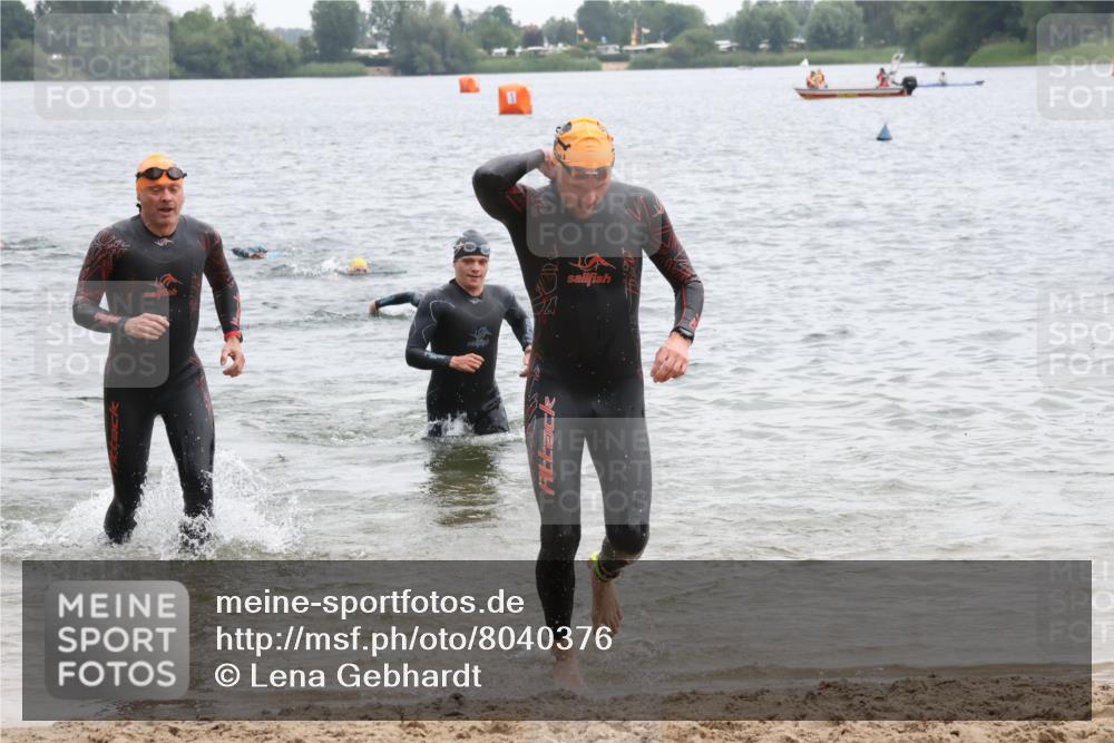 21.06.2025 - 27. Vierlanden-Triathlon Lena Gebhardt http://msf.ph/oto/8040376 15.06.2025 12:55:40 Schwimmen 1098, 1100, 1105, 1110, 1112, 1130, 1156 meine-sportfotos.de