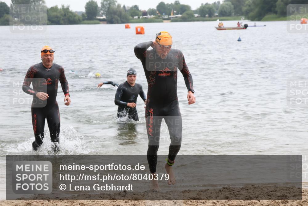 21.06.2025 - 27. Vierlanden-Triathlon Lena Gebhardt http://msf.ph/oto/8040379 15.06.2025 12:55:40 Schwimmen 1098, 1100, 1105, 1110, 1112, 1130, 1156 meine-sportfotos.de