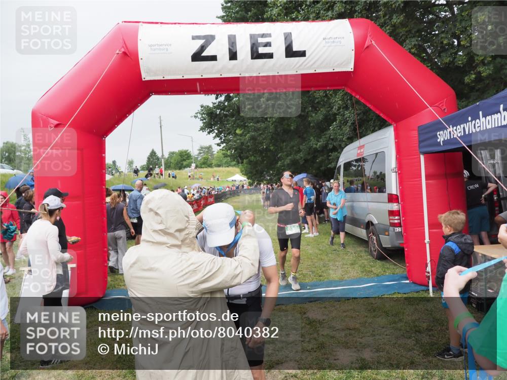 21.06.2025 - 27. Vierlanden-Triathlon MichiJ http://msf.ph/oto/8040382 15.06.2026 13:24:41 Ziel 636, 846 meine-sportfotos.de