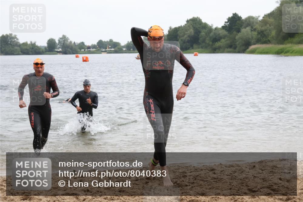 21.06.2025 - 27. Vierlanden-Triathlon Lena Gebhardt http://msf.ph/oto/8040383 15.06.2025 12:55:41 Schwimmen 1098, 1100, 1105, 1110, 1112, 1130, 1156 meine-sportfotos.de