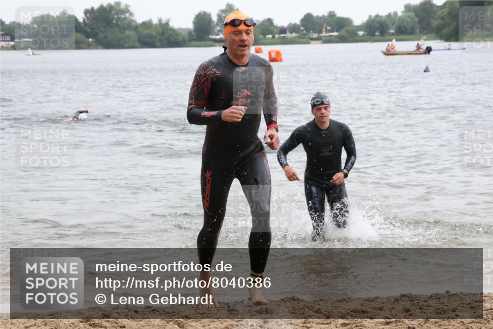 21.06.2025 - 27. Vierlanden-Triathlon Lena Gebhardt http://msf.ph/oto/8040386 15.06.2025 12:55:42 Schwimmen 1098, 1100, 1105, 1112, 1130, 1156 meine-sportfotos.de