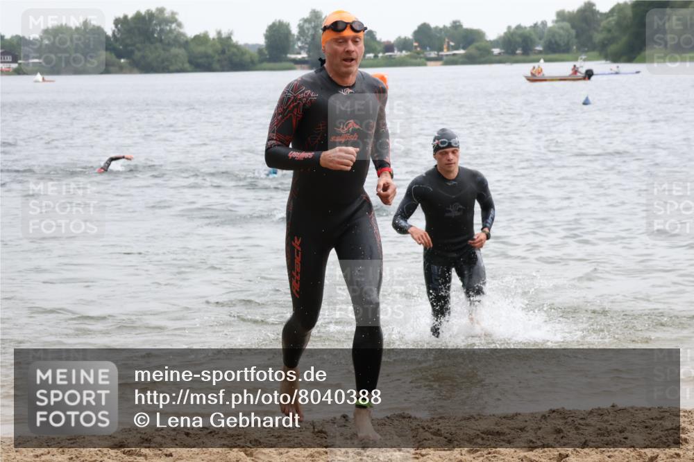 21.06.2025 - 27. Vierlanden-Triathlon Lena Gebhardt http://msf.ph/oto/8040388 15.06.2025 12:55:43 Schwimmen 1098, 1100, 1105, 1130, 1156 meine-sportfotos.de