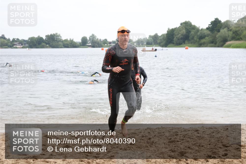 21.06.2025 - 27. Vierlanden-Triathlon Lena Gebhardt http://msf.ph/oto/8040390 15.06.2025 12:55:43 Schwimmen 1098, 1100, 1105, 1130, 1156 meine-sportfotos.de