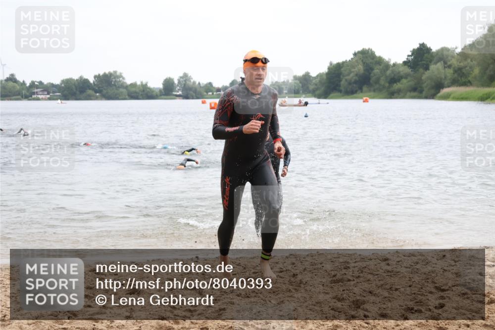21.06.2025 - 27. Vierlanden-Triathlon Lena Gebhardt http://msf.ph/oto/8040393 15.06.2025 12:55:43 Schwimmen 1098, 1100, 1105, 1130, 1156 meine-sportfotos.de