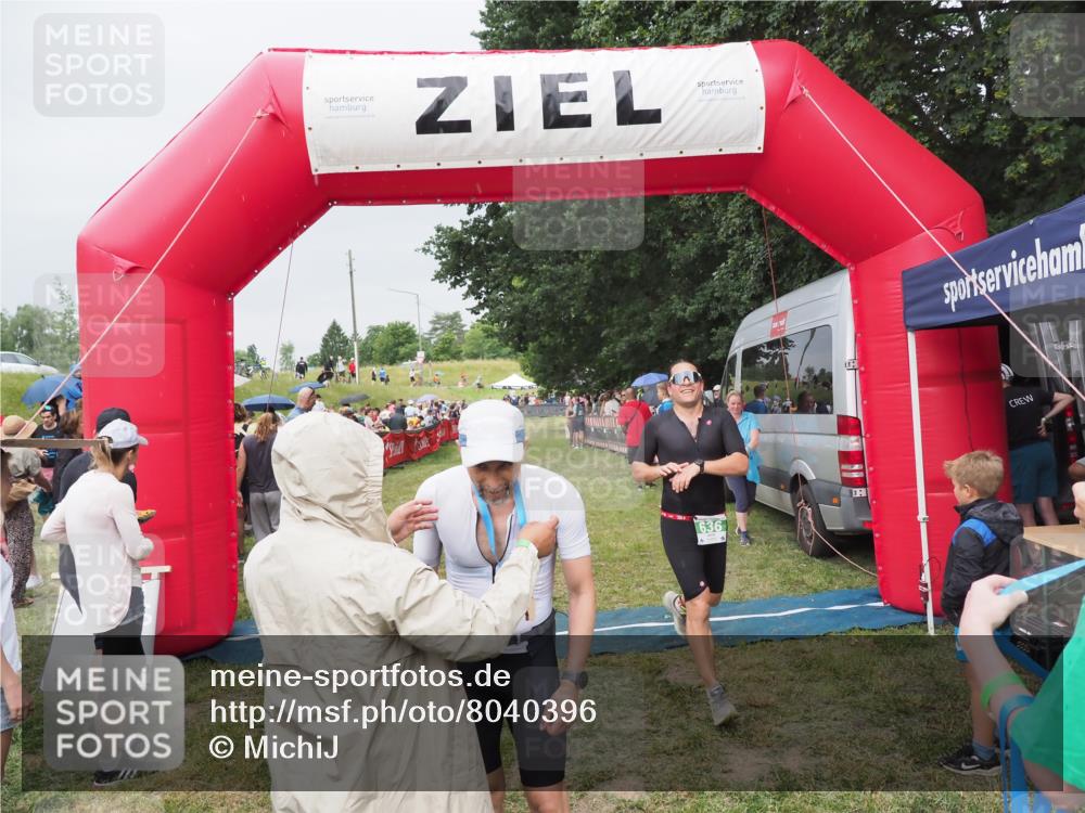 21.06.2025 - 27. Vierlanden-Triathlon MichiJ http://msf.ph/oto/8040396 15.06.2026 13:24:42 Ziel 636, 846 meine-sportfotos.de