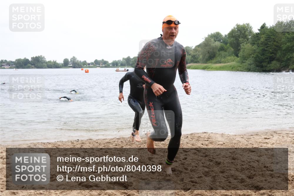 21.06.2025 - 27. Vierlanden-Triathlon Lena Gebhardt http://msf.ph/oto/8040398 15.06.2025 12:55:44 Schwimmen 1098, 1100, 1105, 1130, 1156 meine-sportfotos.de