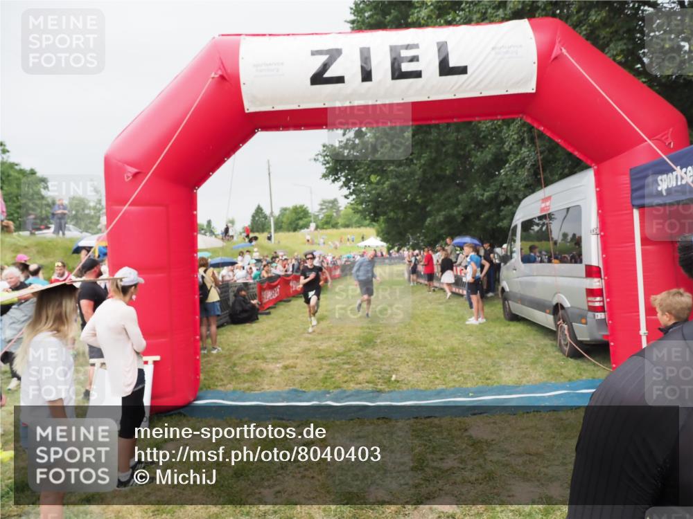 21.06.2025 - 27. Vierlanden-Triathlon MichiJ http://msf.ph/oto/8040403 15.06.2026 13:24:51 Ziel 953 meine-sportfotos.de