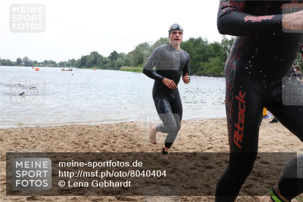 21.06.2025 - 27. Vierlanden-Triathlon Lena Gebhardt http://msf.ph/oto/8040404 15.06.2025 12:55:45 Schwimmen 1098, 1100, 1105, 1130, 1156 meine-sportfotos.de