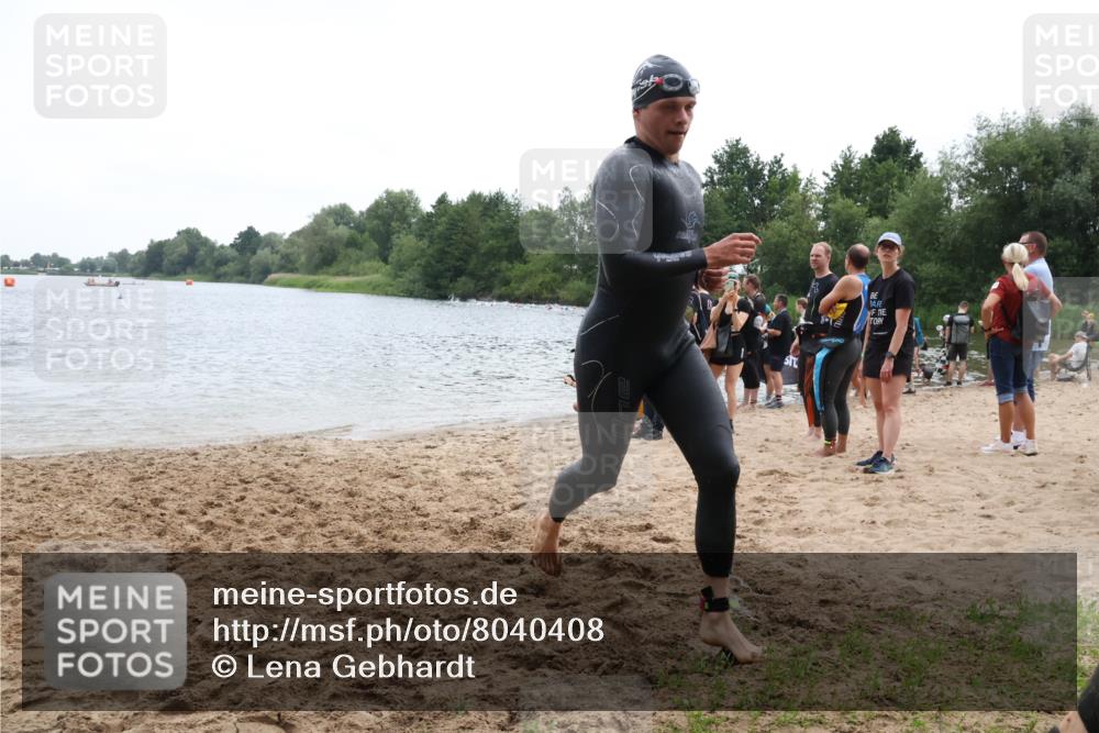 21.06.2025 - 27. Vierlanden-Triathlon Lena Gebhardt http://msf.ph/oto/8040408 15.06.2025 12:55:46 Schwimmen 1098, 1100, 1104, 1105, 1130 meine-sportfotos.de