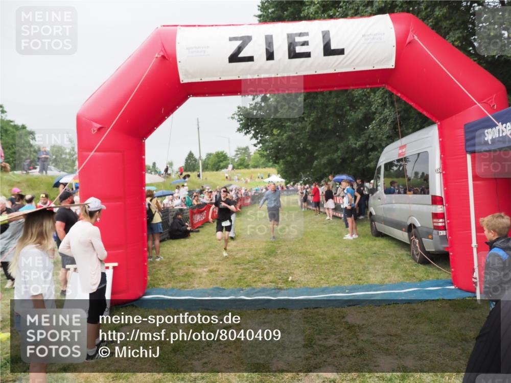 21.06.2025 - 27. Vierlanden-Triathlon MichiJ http://msf.ph/oto/8040409 15.06.2026 13:24:51 Ziel 953 meine-sportfotos.de