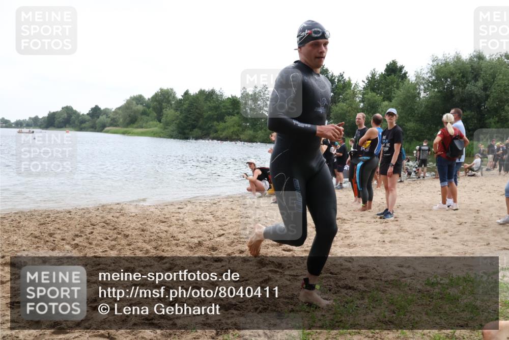 21.06.2025 - 27. Vierlanden-Triathlon Lena Gebhardt http://msf.ph/oto/8040411 15.06.2025 12:55:46 Schwimmen 1098, 1100, 1104, 1105, 1130 meine-sportfotos.de