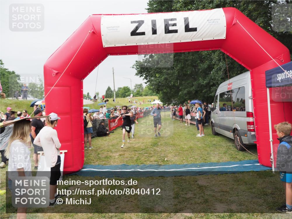 21.06.2025 - 27. Vierlanden-Triathlon MichiJ http://msf.ph/oto/8040412 15.06.2026 13:24:52 Ziel 953 meine-sportfotos.de