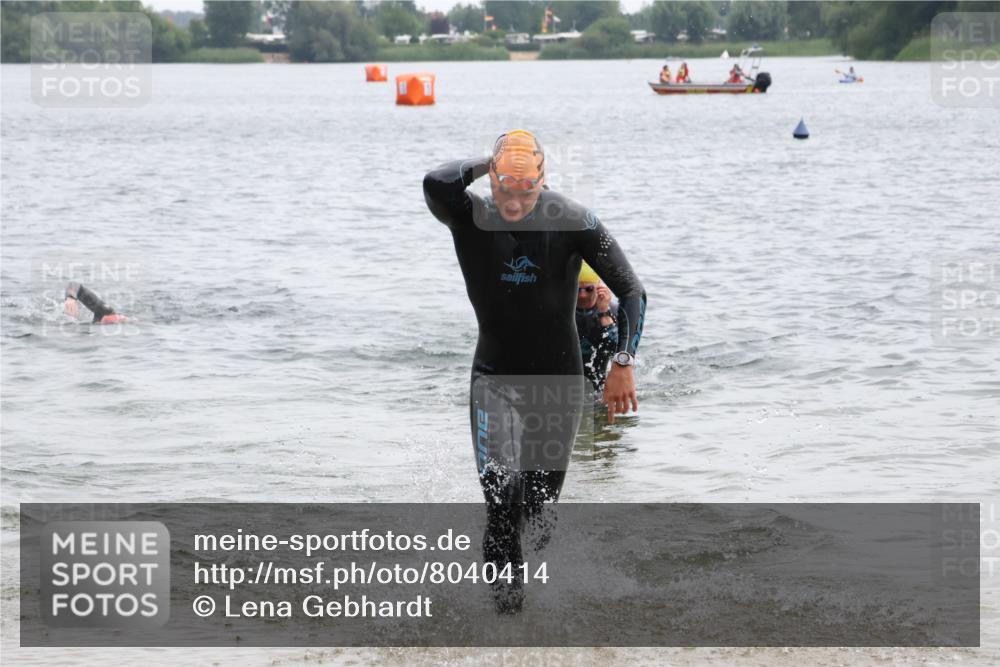 21.06.2025 - 27. Vierlanden-Triathlon Lena Gebhardt http://msf.ph/oto/8040414 15.06.2025 12:55:54 Schwimmen 1100, 1104, 1117, 1130, 1132 meine-sportfotos.de