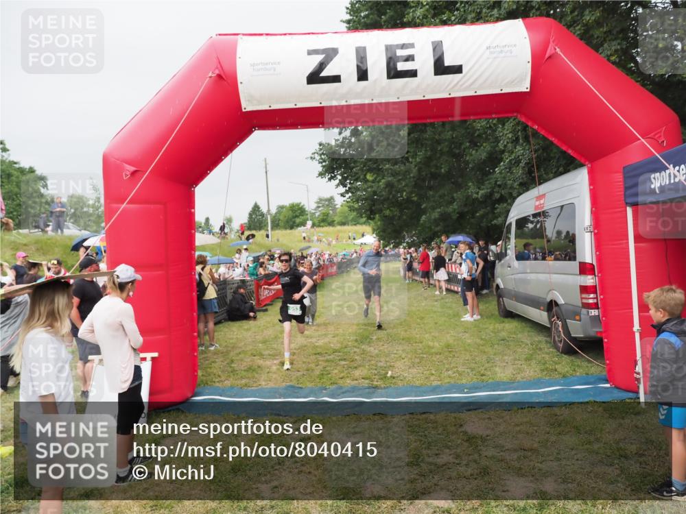 21.06.2025 - 27. Vierlanden-Triathlon MichiJ http://msf.ph/oto/8040415 15.06.2026 13:24:52 Ziel 953 meine-sportfotos.de