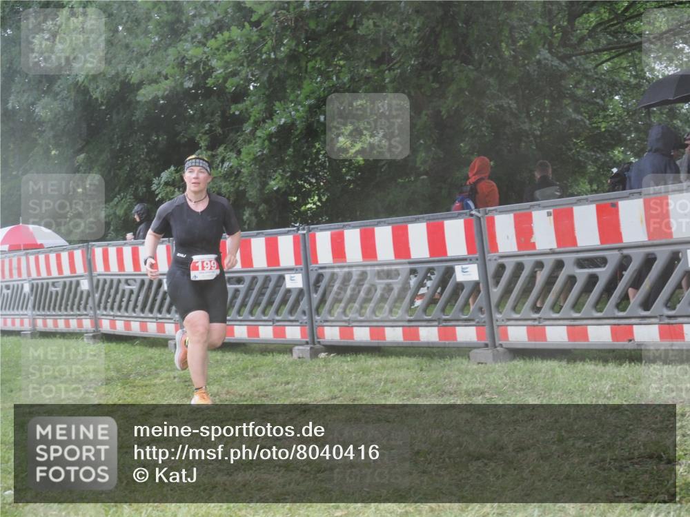 21.06.2025 - 27. Vierlanden-Triathlon KatJ http://msf.ph/oto/8040416 15.06.2025 14:27:39 Ziel 199, 1314 meine-sportfotos.de