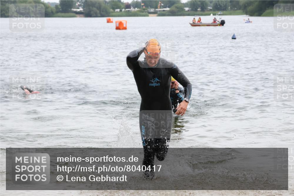 21.06.2025 - 27. Vierlanden-Triathlon Lena Gebhardt http://msf.ph/oto/8040417 15.06.2025 12:55:54 Schwimmen 1100, 1104, 1117, 1130, 1132 meine-sportfotos.de