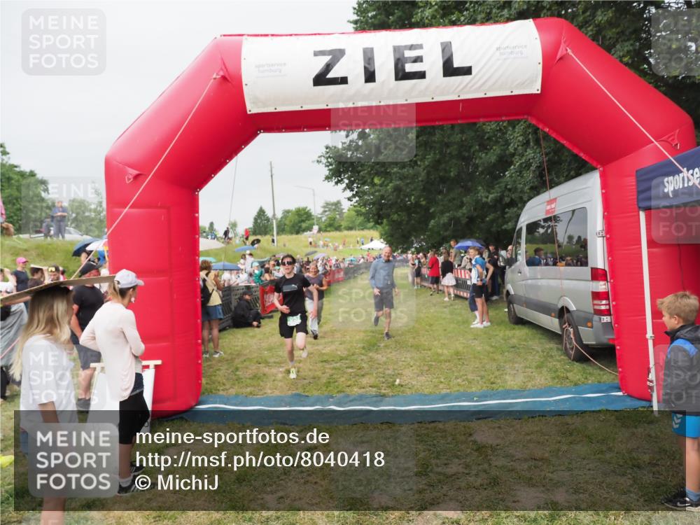21.06.2025 - 27. Vierlanden-Triathlon MichiJ http://msf.ph/oto/8040418 15.06.2026 13:24:52 Ziel 953 meine-sportfotos.de