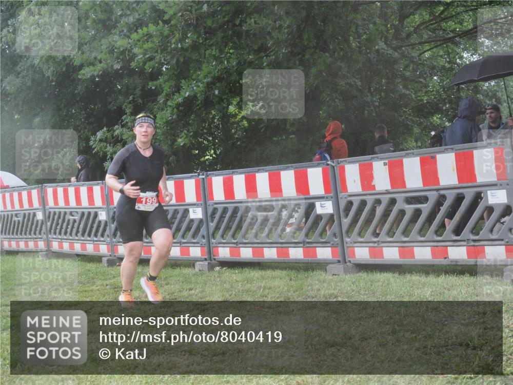 21.06.2025 - 27. Vierlanden-Triathlon KatJ http://msf.ph/oto/8040419 15.06.2025 14:27:39 Ziel 199, 1314 meine-sportfotos.de