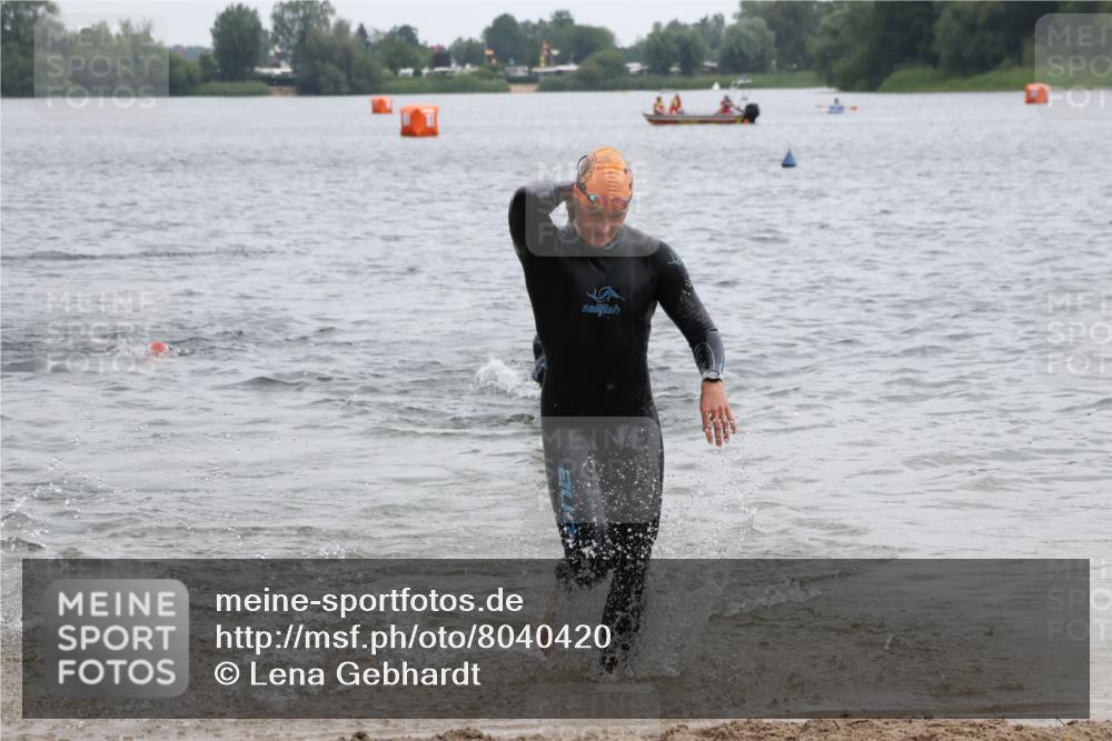 21.06.2025 - 27. Vierlanden-Triathlon Lena Gebhardt http://msf.ph/oto/8040420 15.06.2025 12:55:54 Schwimmen 1100, 1104, 1117, 1130, 1132 meine-sportfotos.de