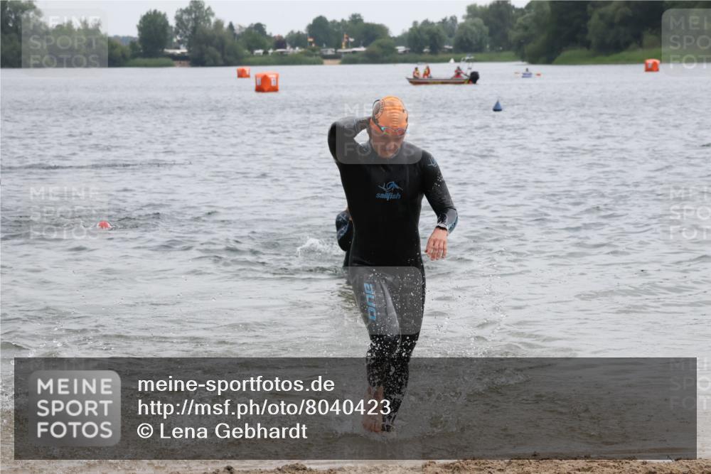 21.06.2025 - 27. Vierlanden-Triathlon Lena Gebhardt http://msf.ph/oto/8040423 15.06.2025 12:55:55 Schwimmen 1104, 1117, 1132 meine-sportfotos.de