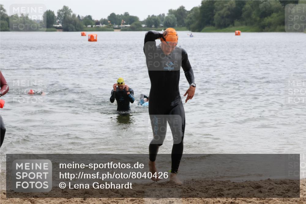 21.06.2025 - 27. Vierlanden-Triathlon Lena Gebhardt http://msf.ph/oto/8040426 15.06.2025 12:55:55 Schwimmen 1104, 1117, 1132 meine-sportfotos.de