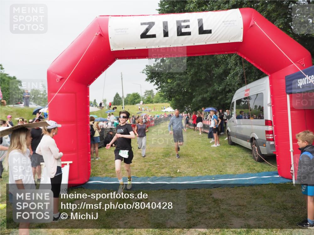 21.06.2025 - 27. Vierlanden-Triathlon MichiJ http://msf.ph/oto/8040428 15.06.2026 13:24:52 Ziel 953 meine-sportfotos.de
