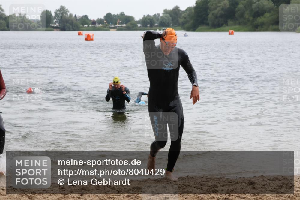 21.06.2025 - 27. Vierlanden-Triathlon Lena Gebhardt http://msf.ph/oto/8040429 15.06.2025 12:55:55 Schwimmen 1104, 1117, 1132 meine-sportfotos.de