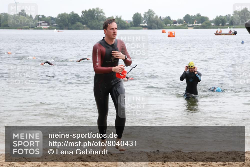 21.06.2025 - 27. Vierlanden-Triathlon Lena Gebhardt http://msf.ph/oto/8040431 15.06.2025 12:55:56 Schwimmen 1104, 1117, 1132, 1134 meine-sportfotos.de