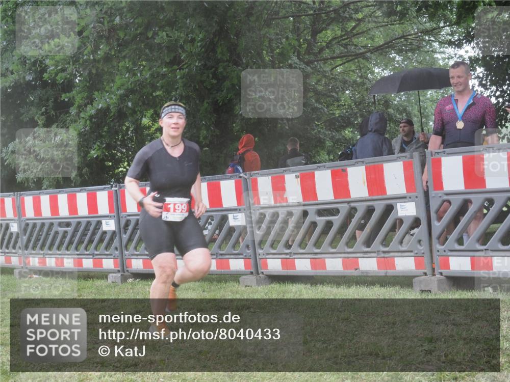 21.06.2025 - 27. Vierlanden-Triathlon KatJ http://msf.ph/oto/8040433 15.06.2025 14:27:40 Ziel 199, 1314 meine-sportfotos.de