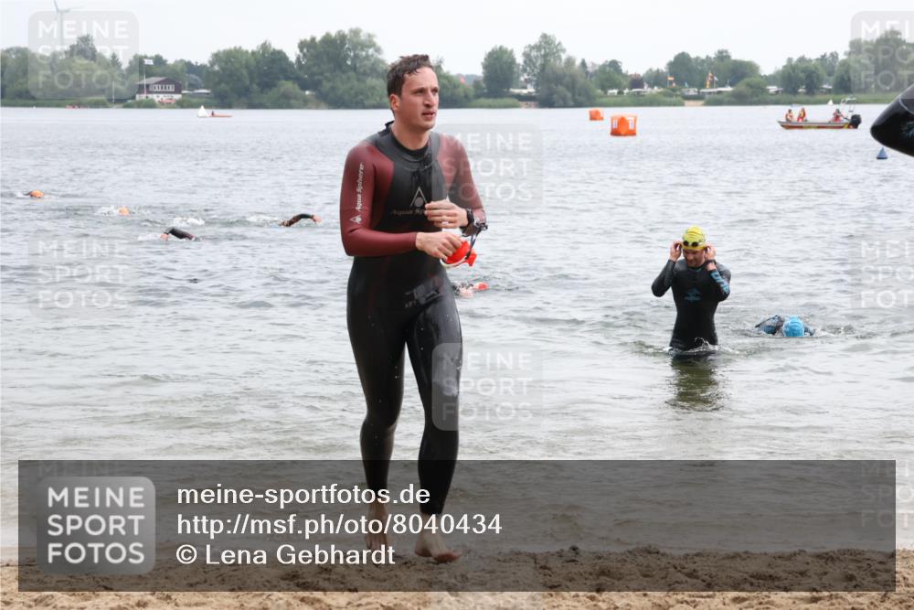 21.06.2025 - 27. Vierlanden-Triathlon Lena Gebhardt http://msf.ph/oto/8040434 15.06.2025 12:55:56 Schwimmen 1104, 1117, 1132, 1134 meine-sportfotos.de