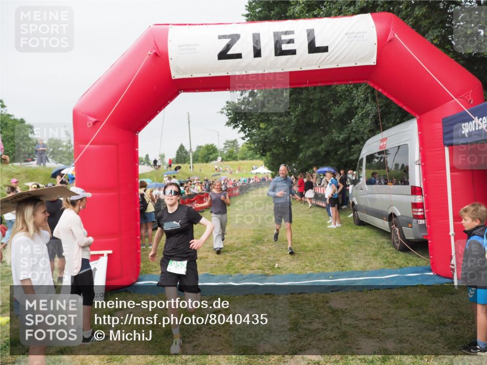 21.06.2025 - 27. Vierlanden-Triathlon MichiJ http://msf.ph/oto/8040435 15.06.2026 13:24:52 Ziel 953 meine-sportfotos.de
