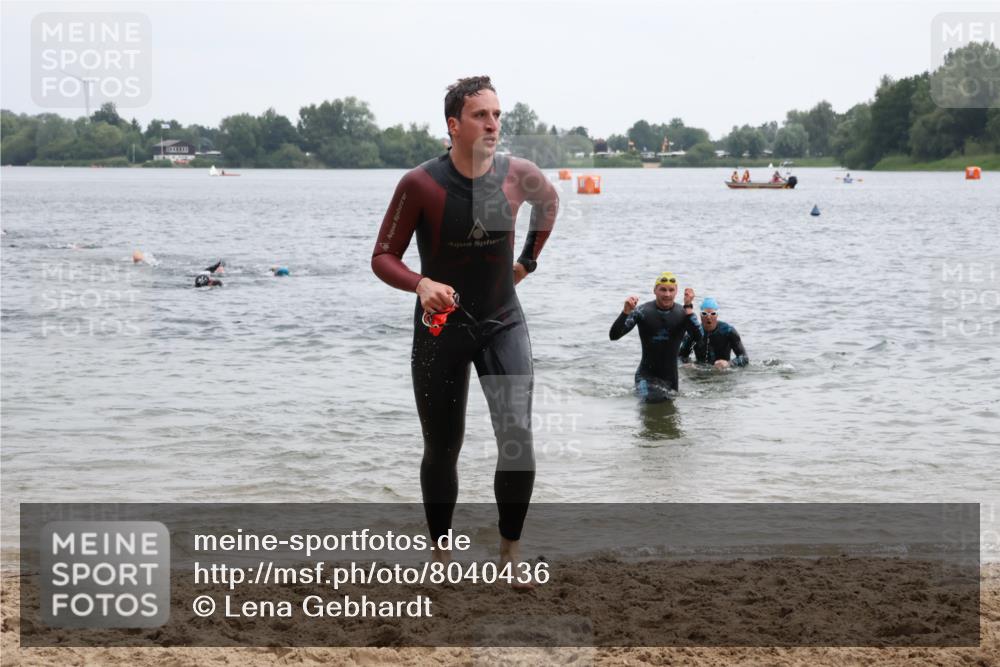 21.06.2025 - 27. Vierlanden-Triathlon Lena Gebhardt http://msf.ph/oto/8040436 15.06.2025 12:55:57 Schwimmen 1104, 1117, 1132, 1134 meine-sportfotos.de